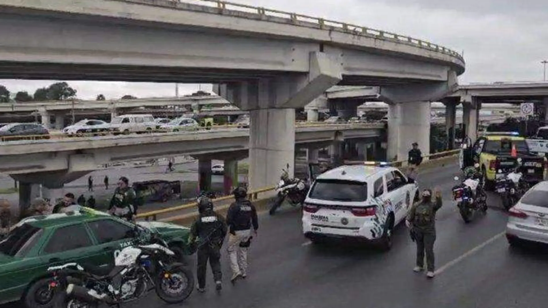 Riña taxistas en Distribuidor Juárez